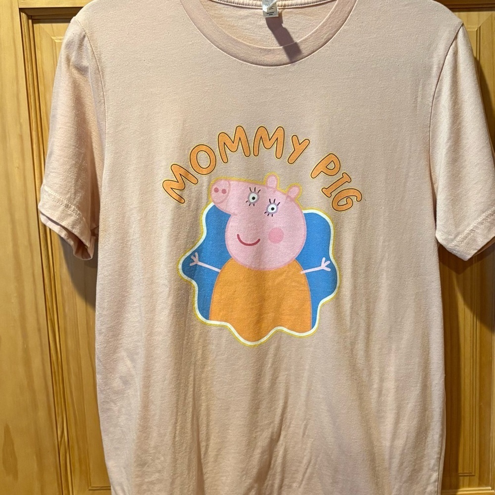 Peppa Pig Mommy Pig T-Shirt  Bella + canvas - Light Pink color. Size M women’s